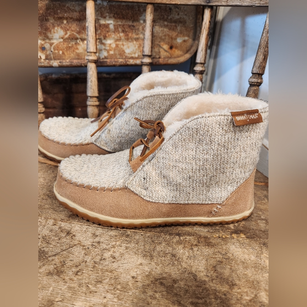 Beautiful womens Minnetonka slippers